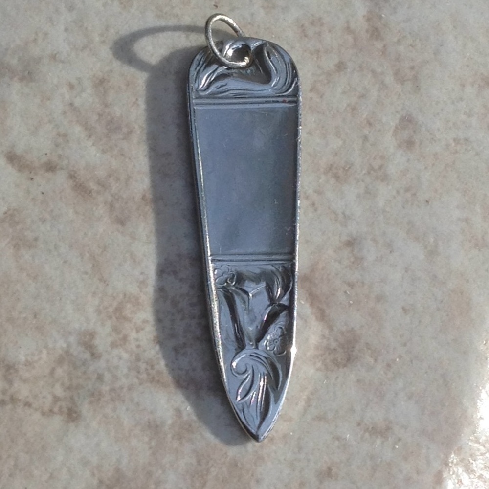 N monogrammed pendant. - Picture 2 of 5